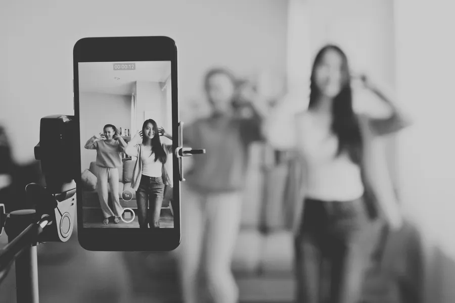 Creadores grabando contenido con un celular