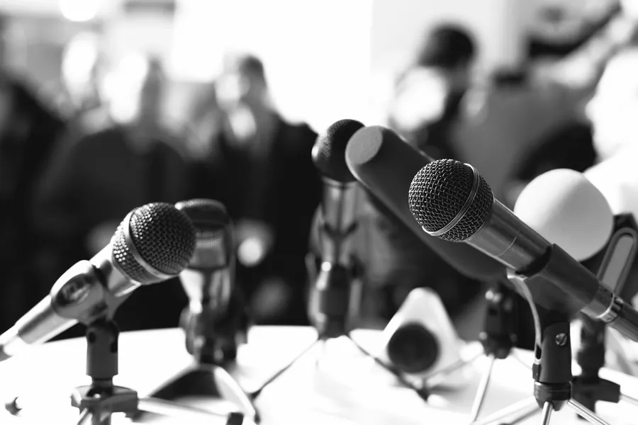 Micrófonos de prensa en una conferencia